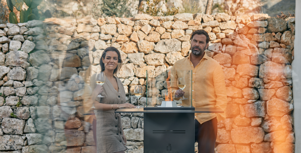 Pelmondo Feuerstelle Barcube mit Menschen die ein Glas Wein trinken